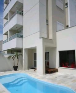 uma piscina em frente a um edifício em Apartamento Executivo - No melhor lugar do América em Joinville