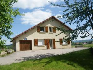 una casa con un vialetto davanti di Gîte spacieux avec cheminée, proche nature, accessible PMR, idéal famille et motards - FR-1-589-34 ad Anould