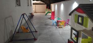 Habitación con sillas coloridas y zona de juegos. en Villa Francesca en Catania