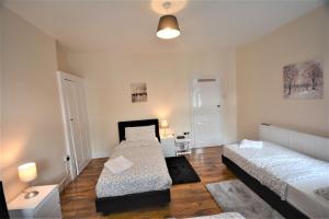 a bedroom with two beds in a room at Cheerful 3 Bedroom Home in Greater London in London