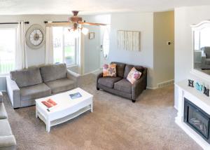 uma sala de estar com dois sofás e uma mesa de centro em New Listing-Game room, Theater room, Amazing views em Cedar City