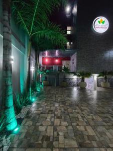 un couloir avec des plantes et des lumières dans un bâtiment dans l'établissement Hotel Real de Lua, à Xilitla
