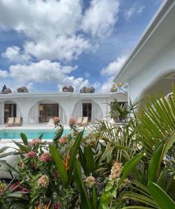 een huis met een zwembad en een aantal planten bij Sal Central in Uluwatu