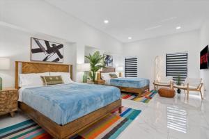 Ένα ή περισσότερα κρεβάτια σε δωμάτιο στο VillaLee-Jungle Palm Island white marble pool Area +109 φωτογραφίες