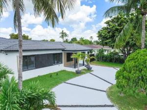 Κήπος έξω από το VillaLee-Jungle Palm Island white marble pool Area