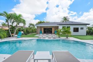 Πισίνα στο ή κοντά στο VillaLee-Jungle Palm Island white marble pool Area