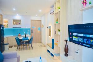 eine Küche mit einem Tisch und einem TV in einem Zimmer in der Unterkunft HAPPY HOUSE PREMIER APARTMENT - Căn hộ cao cấp 3 phòng ngủ tại Huế in Hue