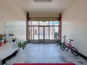 Changhua County的住宿－彰濱伸港民宿，走廊上有两辆自行车停放在房间