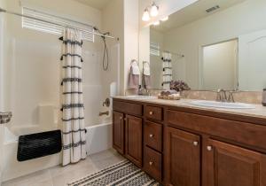uma casa de banho com um lavatório e um chuveiro em Dream Family Home in South Reno 4 bed 30 Min to Lake Tahoe em Steamboat