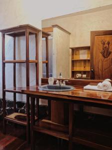 een badkamer met een houten wastafel bij Kinkajoungalows - Amaya Family, Drake Bay, Osa Peninsula in San Pedrillo