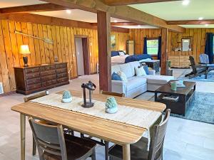 ein Wohnzimmer mit einem Tisch und einem Sofa in der Unterkunft Winter Specials on the Saint Lawrence in Ogdensburg