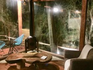 Un lugar para sentarse en Acogedora cabaña en el bosque, Via La Calera