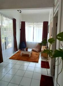 Posezení v ubytování Villa Kebun Prambanan