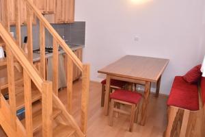 une cuisine avec une table en bois, une table et des chaises dans l'établissement Apartments with a parking space Stinjan, Pula - 11648, à Štinjan