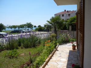 Vonkajšia záhrada v ubytovaní Apartments by the sea Umag - 11647