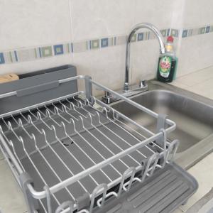 - un évier de cuisine avec un portant en acier inoxydable dans l'établissement Large and comfy apartment, near DT and Principal Beach!, à Zihuatanejo 53 autres photos