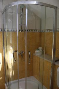 um chuveiro com uma caixa de vidro na casa de banho em Apartments by the sea Sumartin, Brac - 11651 em Sumartin