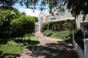 una casa con un camino que conduce a ella en Jonquil Guest Cottage en Franschhoek