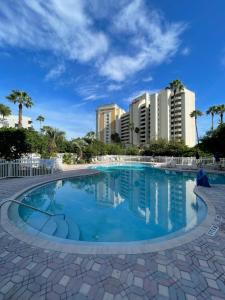 une grande piscine avec des bâtiments en arrière-plan dans l'établissement Lovely 1 bedroom Condo with pool, à Orlando