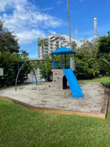 une aire de jeux avec un toboggan bleu dans un parc dans l'établissement Lovely 1 bedroom Condo with pool, à Orlando