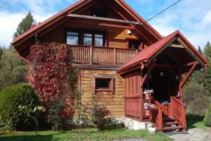Cabaña de madera con porche y balcón en Dom Gościnny E-Lufka, en Zawoja