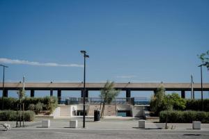 um parque de estacionamento com uma ponte ao fundo em DOMUS RESIDENCE - CATULLO - em Bari