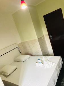 um quarto com uma cama branca e 2 almofadas em Hotel Montreal em São Paulo