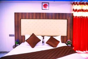 1 dormitorio con 1 cama grande y cortina roja en SS Silver Oaks Resort en Yercaud