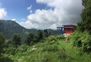 达纳尔蒂LaCliff Nature Home的山边的红色建筑