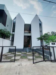 een gebouw met een poort ervoor bij Rumah Kembar DI kawasan wisata lembang in Citeureup 1