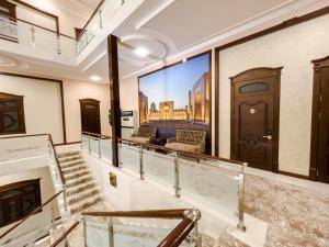 una habitación con escaleras y una pintura de una puerta en Marakanda Hotel Samarkand en Samarcanda