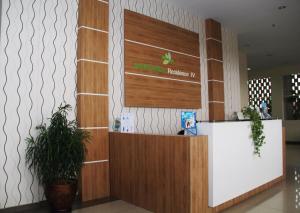um átrio com uma recepção num edifício em iRoom Margonda Residence 345 em Kemirimuka Tiga