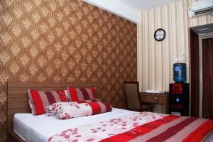um quarto com uma cama e uma parede em iRoom Margonda Residence 345 em Kemirimuka Tiga