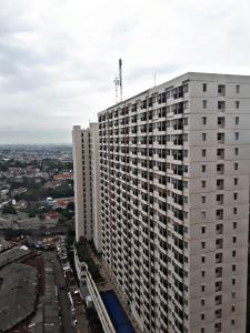 uma vista aérea de um edifício branco alto em iRoom Margonda Residence 345 em Kemirimuka Tiga