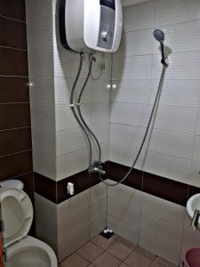 um chuveiro na casa de banho com WC em iRoom Margonda Residence 345 em Kemirimuka Tiga