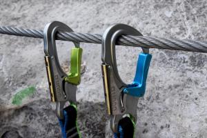 een paar aan een touw bevestigde abinetten bij Appartamento AnnaChiara in Arco