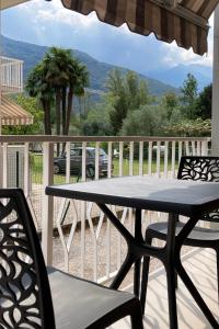 d'une table et de chaises sur un balcon avec vue. dans l'établissement Appartamento AnnaChiara, à Arco