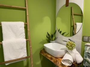 bagno con lavandino e specchio di Casa Morea a Ourense
