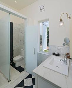 Koupelna v ubytování Sariska Manor Luxury Cottages Tehla + 28 fotografií