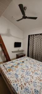 Ένα ή περισσότερα κρεβάτια σε δωμάτιο στο Villa at Lonavala - SaGa Montana (Hill View)
