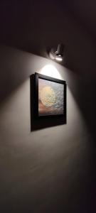 una foto en una pared con una luz en ella en Villa at Lonavala - SaGa Montana (Hill View), en Lonavala