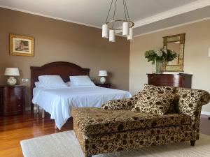 una camera con letto e divano di Casa Morea a Ourense