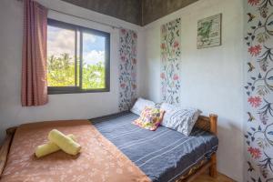 Habitación pequeña con cama y ventana en Kasa Alagao farm, en Bauan