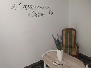 a course is never a cure wall decal in a dining room at Il terrazzo dei nonni in Modica