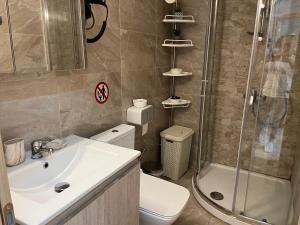 Kúpeľňa v ubytovaní Kavala Port Apartments + 37 fotografií