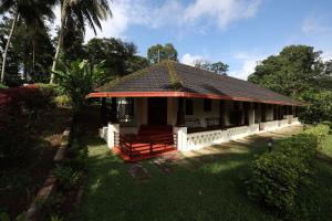 AmmattiAvadale Coorg - Stag Groups Not Allowed的红屋顶的白房子