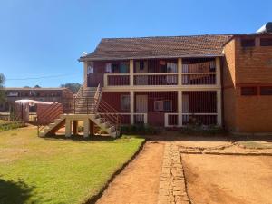 una casa con uno scivolo davanti di Chambres d'hôtes du lycée Picot de Clorivière dont les revenus financent l'éducation des élèves a Antsirabe