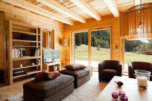 sala de estar con sofá y mesa en Hevea, en Chamonix-Mont-Blanc