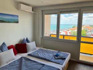 Postel nebo postele na pokoji v ubytování Panoráma906 Apartman