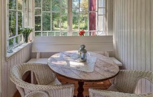 mesa y sillas en una habitación con ventana en Amazing Home In Frgelanda With Kitchen, en Färgelanda